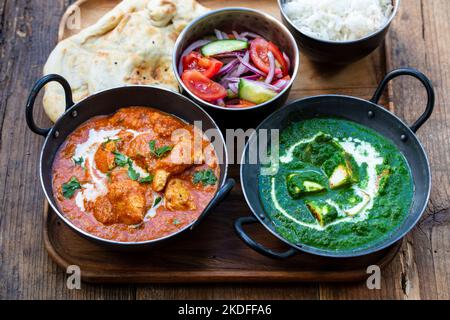 Pollo al burro, paneer saag, insalata di toatto e pane naan Foto Stock