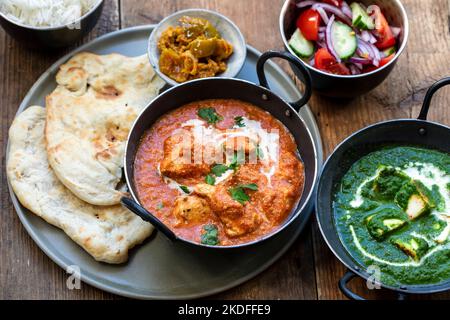 Pollo al burro, paneer saag, insalata di toatto e pane naan Foto Stock