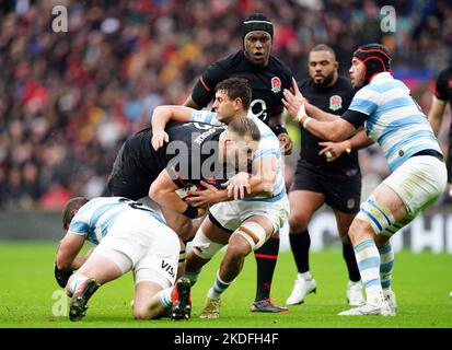 L'inglese Luke Cowan-Dickie affrontata da Julian Montoya e Juan Martin Gonzalez in Argentina durante la partita internazionale autunnale allo stadio Twickenham di Twickenham. Data immagine: Domenica 6 novembre 2022. Foto Stock