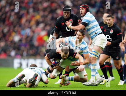 L'inglese Luke Cowan-Dickie affrontata da Julian Montoya e Juan Martin Gonzalez in Argentina durante la partita internazionale autunnale allo stadio Twickenham di Twickenham. Data immagine: Domenica 6 novembre 2022. Foto Stock