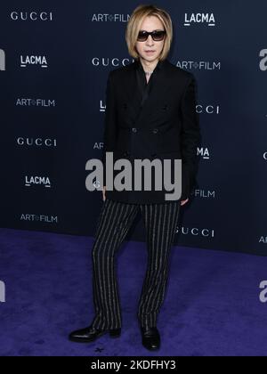 Los Angeles, Stati Uniti. 05th Nov 2022. LOS ANGELES, CALIFORNIA, USA - 05 NOVEMBRE: Yoshiki arriva al 11th° LACMA Art Film Gala 2022 annuale presentato da Gucci, tenutosi presso il Los Angeles County Museum of Art il 5 novembre 2022 a Los Angeles, California, Stati Uniti. (Foto di Xavier Collin/Image Press Agency) Credit: Image Press Agency/Alamy Live News Foto Stock