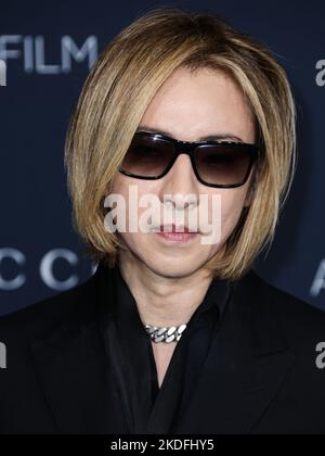 Los Angeles, Stati Uniti. 05th Nov 2022. LOS ANGELES, CALIFORNIA, USA - 05 NOVEMBRE: Yoshiki arriva al 11th° LACMA Art Film Gala 2022 annuale presentato da Gucci, tenutosi presso il Los Angeles County Museum of Art il 5 novembre 2022 a Los Angeles, California, Stati Uniti. (Foto di Xavier Collin/Image Press Agency) Credit: Image Press Agency/Alamy Live News Foto Stock