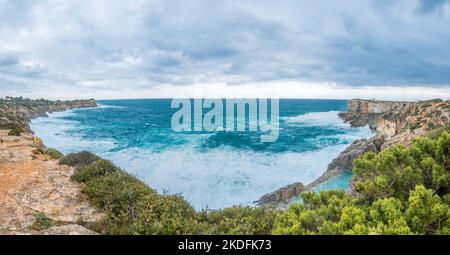 Vista panoramica, scogliere del Mar Mediterraneo, una giornata tempestosa, nuvole e schiuma sull'acqua, Foto Stock