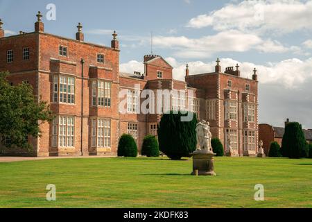 La splendida architettura di Burton Constable Hall nell'East Yorkshire Foto Stock