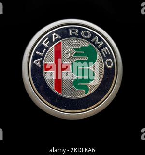 Badge alfa Romeo su sfondo nero Foto Stock