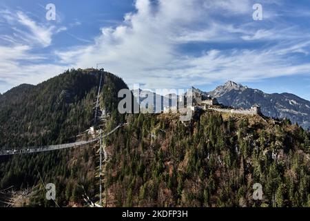 Highline179 ponte sospeso circondato da splendidi paesaggi e montagne a Reutte, Tirolo, Austria Foto Stock