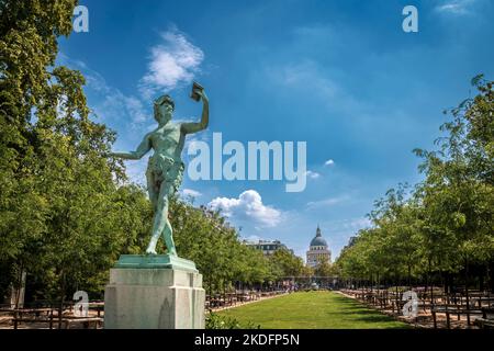 Statua del Lacteur sylvéro nel parco lussemburghese a Parigi, in Francia, con il Mausoleo sullo sfondo Foto Stock