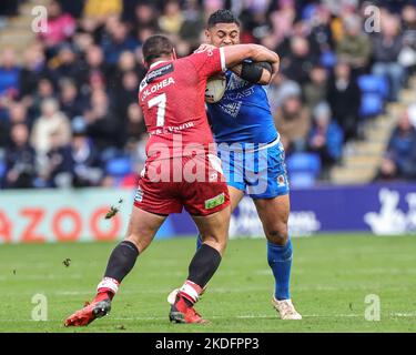 Warrington, Regno Unito. 06th Nov 2022. Anthony Milford di Samoa è affrontato da Tui Lohea di Tonga durante la Coppa del mondo di Rugby 2021 Quarter Final Match Tonga vs Samoa all'Halliwell Jones Stadium, Warrington, Regno Unito, 6th novembre 2022 (Photo by Mark Cosgrove/News Images) Credit: News Images LTD/Alamy Live News Foto Stock
