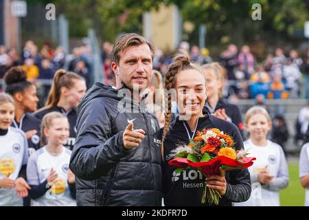 Francoforte, Germania. 06th Nov 2022. Francoforte, Germania, novembre 6th 2022: Sophia Kleherne (4 Francoforte) è onorata da Markus Kroesche per la sua partita della Bundesliga del 100th di fronte al FLYERALARM Frauen-Bundesliga match tra Eintracht Francoforte e 1. FC Koeln allo Stadio di Brentanobad a Francoforte sul meno, Germania. (Norina Toenges/Sports Press Photo/SPP) Credit: SPP Sport Press Photo. /Alamy Live News Foto Stock