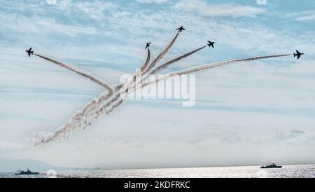 Prefettura di Kanagawa, Giappone. 06th Nov 2022. La squadra di volo aerobica della Japan Air Self-Defense Force (JASDF) 'Blue Impulse' si esibisce durante la 70th International Fleet Review a Sagami Bay nella prefettura di Kanagawa, Giappone, domenica 6 novembre 2022. Foto di Keizo Mori/UPI Credit: UPI/Alamy Live News Foto Stock