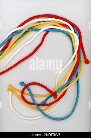 corde multicolore in bianco blu giallo e rosso Foto Stock