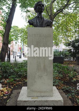 LONDRA, Regno Unito - CIRCA OTTOBRE 2022: Statua del filosofo britannico Bertrand Russell in Piazza dei leoni rossi dello scultore Marcelle Quinton circa 1980 Foto Stock