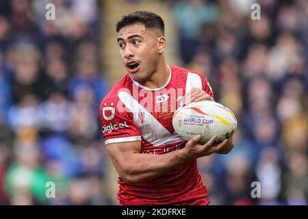 Warrington, Regno Unito. 06th Nov 2022. Will Penisini di Tonga con la palla di partita della Coppa del mondo di Rugby durante la 2021 Quarter Final Match Tonga vs Samoa all'Halliwell Jones Stadium di Warrington, Regno Unito, 6th novembre 2022 (Photo by Mark Cosgrove/News Images) a Warrington, Regno Unito il 11/6/2022. (Foto di Mark Cosgrove/News Images/Sipa USA) Credit: Sipa USA/Alamy Live News Foto Stock