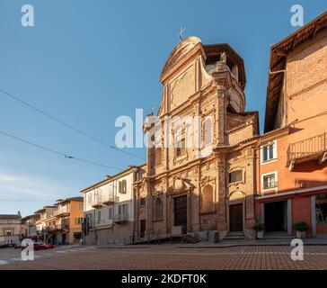 Carmagnola, Torino, Italia - 05 novembre 2022: chiesa della fraternità di San Rocco (17th-18th) in via Ferruccio Valobra Foto Stock