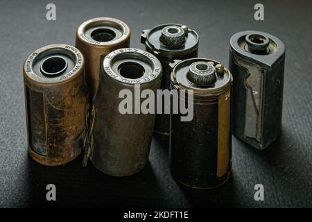 09 24 2017 Selective Focus Vintage Brass Leica Ernst Leitz Z e Contax Reloadable 35mm Film Cartridge Canister Kalyan Maharashtra INDIA. Foto Stock