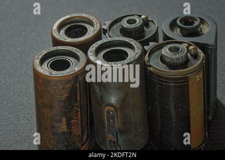 09 24 2017 Selective Focus Vintage Brass Leica Ernst Leitz Z e Contax Reloadable 35mm Film Cartridge Canister Kalyan Maharashtra INDIA. Foto Stock