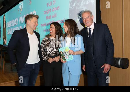 Ben Shephard, Susanna Reid, Laura Tobin e Hilary Jones partecipano al lancio del libro "Everyday Ways to Save Our Planet" all'Institute of Physics di Londra Foto Stock