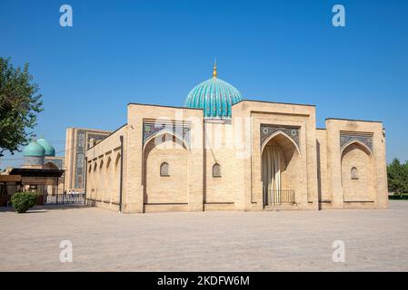 TASHKENT, UZBEKISTAN - 03 SETTEMBRE 2022: Muyi Muborak Madrasah (XVI secolo) Foto Stock