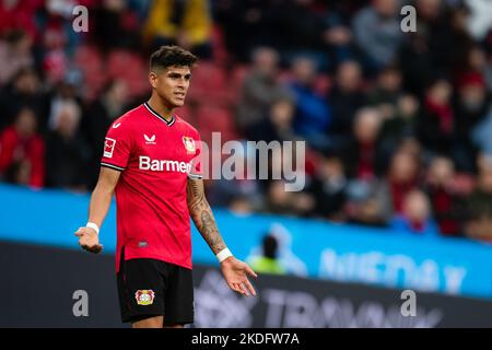 Leverkusen, Germania. 06th Nov 2022. Calcio: Bundesliga, Bayer Leverkusen - 1. FC Union Berlin, giorno 13, BayArena. Piero Hincapie di Leverkusen reagisce durante la partita. Credit: Marius Becker/dpa - NOTA IMPORTANTE: In conformità ai requisiti della DFL Deutsche Fußball Liga e del DFB Deutscher Fußball-Bund, è vietato utilizzare o utilizzare fotografie scattate nello stadio e/o della partita sotto forma di sequenze di immagini e/o serie di foto simili a video./dpa/Alamy Live News Foto Stock