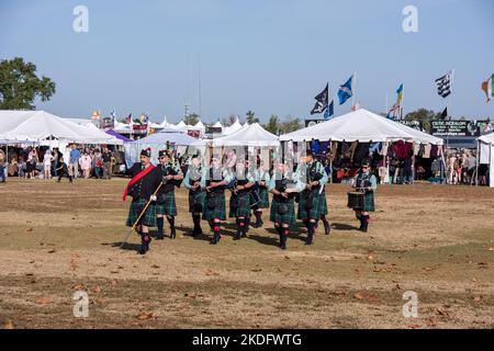 Charleston, South Carolina, Stati Uniti. 5 Nov 2022. Mentre il festival è stato spostato lungomare, una folla massiccia si riunisce per godere di giochi, musica, danza e altre attività per celebrare il loro patrimonio scozzese. Anche una sfilata di band seguita dalla marcia dei clan era molto apprezzata. Foto Stock