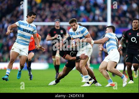 Juan Cruz Mallia argentina affrontata da Joe Cokanasiga in Inghilterra durante la partita internazionale autunnale allo stadio Twickenham di Twickenham. Data immagine: Domenica 6 novembre 2022. Foto Stock