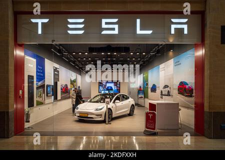 Auto usate Tesla Showroom Tesla - i clienti visualizzano un'auto elettrica Tesla modello 3 usata presso lo showroom Tesla nel centro commerciale Grand Arcade Cambridge UK Foto Stock