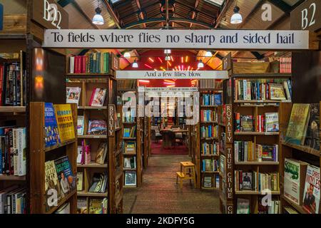 Barter Libri Alnwick. Barter Books, una grande libreria di seconda mano, si trova presso l'ex stazione di Alnwick, Northumberland, Regno Unito. Aperto nel 1991. Foto Stock