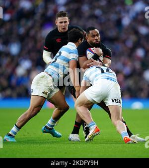 Joe Cokanasiga, inglese, affrontato da Matias Moroni e Mateo Carreras in Argentina durante la partita internazionale autunnale al Twickenham Stadium di Twickenham. Data immagine: Domenica 6 novembre 2022. Foto Stock