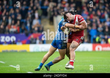 Warrington, Inghilterra - 6th novembre 2022 - Coppa del mondo di rugby Tonga vs Samoa allo stadio Halliwell Jones di Warrington, Regno Unito - il minuscolo maggio di Samoa affronta Keaon Koloamatangi di Tonga. Credit: Dean Williams/Alamy Live News Foto Stock