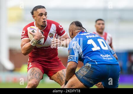 Warrington, Inghilterra - 6th novembre 2022 - Coppa del mondo di rugby Tonga vs Samoa allo stadio Halliwell Jones di Warrington, Regno Unito - Keaon Koloamatangi di Tonga combattuta da Junior Paulo di Samoa. Credit: Dean Williams/Alamy Live News Foto Stock
