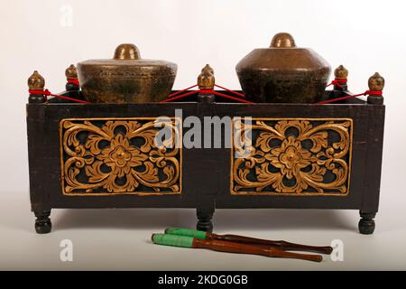 Kethuk Kempyang è uno strumento musicale indonesiano utilizzato nel gamelan giavanese. Gong in bronzo bilanciati su corda con una cornice decorativa in legno. Con b Foto Stock