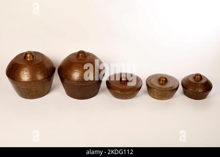 Bonang, uno strumento musicale indonesiano utilizzato nel gamelan giavanese. Gong in bronzo bilanciati su corda con una cornice decorativa in legno. Con fruste. Foto Stock