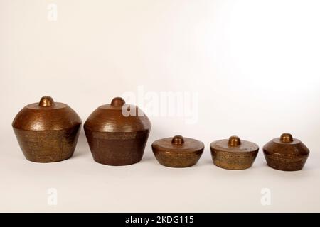 Bonang, uno strumento musicale indonesiano utilizzato nel gamelan giavanese. Gong in bronzo bilanciati su corda con una cornice decorativa in legno. Con fruste. Foto Stock