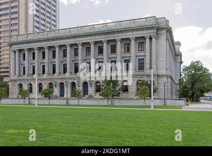 Cuyahoga County Court House è una gemella visiva del Cleveland City Hall, a due isolati a est su Lakeside Avenue. Foto Stock