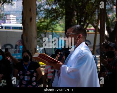Cochabamba, Bolivia - 21 2022 settembre: Sacerdote in una cassonetto bianco dà la cerimonia in un giardino in un giorno di sole Foto Stock