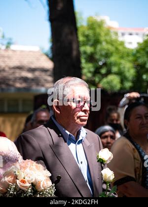 Cochabamba, Bolivia - Settembre 21 2022: L'anziano uomo boliviano rinnova i voti con Partner al Giardino Botanico Foto Stock