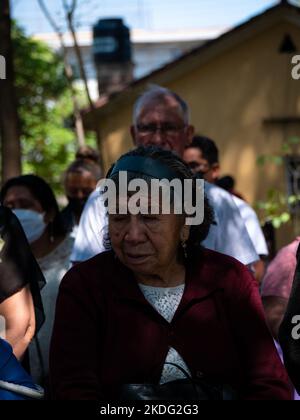 Cochabamba, Bolivia - Settembre 21 2022: Donna Boliviana più anziana rinnova i voti nel mezzo di una folla di anziani al Giardino Botanico Foto Stock
