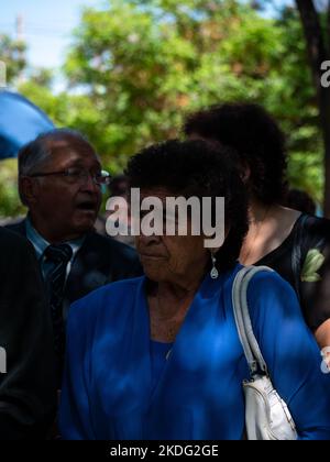 Cochabamba, Bolivia - Settembre 21 2022: Donna Boliviana più anziana rinnova i voti nel mezzo di una folla di anziani al Giardino Botanico Foto Stock