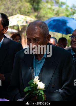 Cochabamba, Bolivia - Settembre 21 2022: L'anziano uomo boliviano rinnova i voti con Partner al Giardino Botanico Foto Stock
