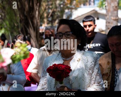 Cochabamba, Bolivia - Settembre 21 2022: Donna Boliviana più anziana rinnova i voti nel mezzo di una folla di anziani al Giardino Botanico Foto Stock