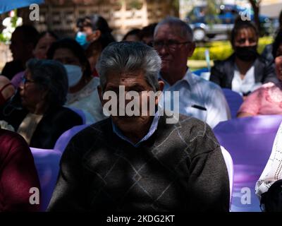 Cochabamba, Bolivia - 21 2022 settembre: Triste uomo boliviano anziano siede nel mezzo di una folla di anziani al Giardino Botanico Foto Stock