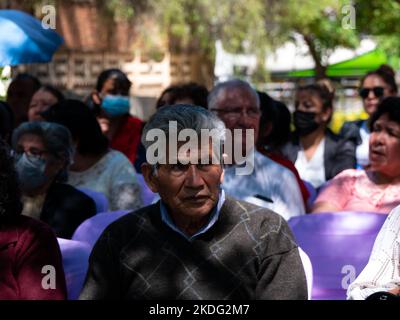 Cochabamba, Bolivia - 21 2022 settembre: Triste uomo boliviano anziano siede nel mezzo di una folla di anziani al Giardino Botanico Foto Stock