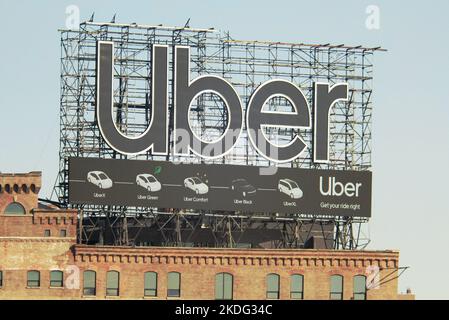 Bronx, NY - 3 novembre 2022: Enorme cartellone per il servizio di auto Uber in cima ad un edificio cittadino Foto Stock