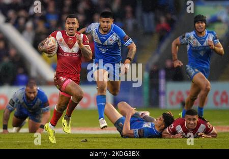 Il Tonga Sione Katoa si scoppia per tentare contro Samoa, durante la finale di Rugby League, nel quarto incontro di Coppa del mondo all'Halliwell Jones Stadium di Warrington. Data immagine: Domenica 6 novembre 2022. Foto Stock