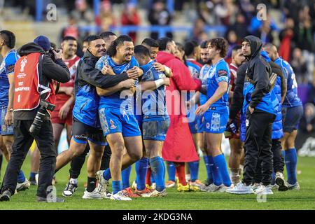 Warrington, Regno Unito. 06th Nov 2022. Kelma Tuilagi di Samoa festeggia la vittoria su Tonga con i compagni di squadra durante la finale di Coppa del mondo di Rugby League 2021 Quarter Tonga vs Samoa all'Halliwell Jones Stadium, Warrington, Regno Unito, 6th novembre 2022 (Foto di Mark Cosgrove/News Images) a Warrington, Regno Unito il 11/6/2022. (Foto di Mark Cosgrove/News Images/Sipa USA) Credit: Sipa USA/Alamy Live News Foto Stock