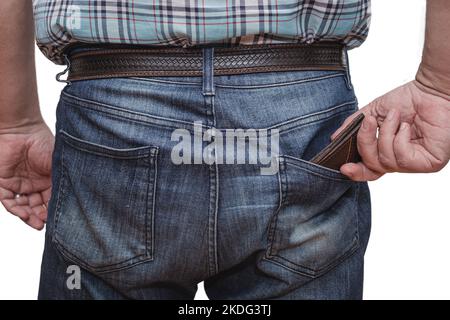 Primo piano della mano di un uomo che prende i suoi documenti dalla tasca posteriore di un paio di jeans. Sfondo bianco. Foto Stock