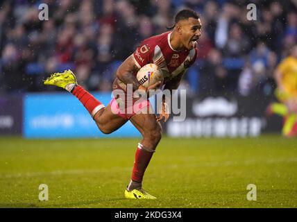 Il Tonga Sione Katoa si scoppia per tentare contro Samoa, durante la finale di Rugby League, nel quarto incontro di Coppa del mondo all'Halliwell Jones Stadium di Warrington. Data immagine: Domenica 6 novembre 2022. Foto Stock