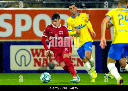 WAALWIJK - Milos Kerkez di AZ Alkmaar durante la partita olandese di Eredivie tra RKC Waalwijk e AZ Alkmaar presso lo Stadio Mandemakers il 6 novembre 2022 a Waalwijk, Paesi Bassi. ANP ED DEL POL Foto Stock