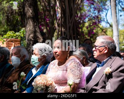 Cochabamba, Bolivia - Settembre 21 2022: Donna Boliviana più anziana rinnova i voti con la sua Partner al Giardino Botanico Foto Stock