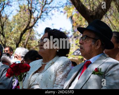 Cochabamba, Bolivia - Settembre 21 2022: Donna Boliviana più anziana rinnova i voti con la sua Partner al Giardino Botanico Foto Stock